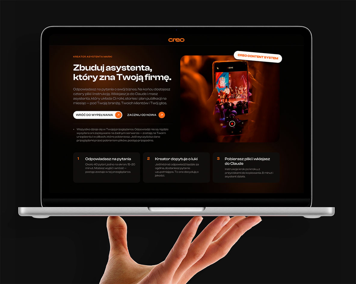 Creo Content System - kreator asystenta marki otwarty na laptopie
